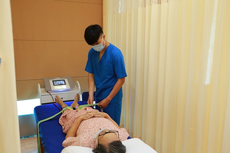 Chuyên gia vật lý trị liệu trình diễn 5 bước